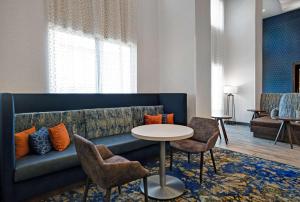 Posezení v ubytování Hampton Inn Midland South, Tx