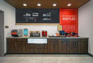 Příslušenství pro přípravu čaje a kávy v ubytování Hampton Inn Midland South, Tx