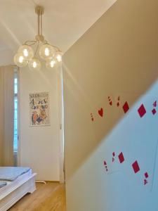 ウィーンにあるPension Wienderlandのハートが壁に掛けられた階段付きのベッドルーム