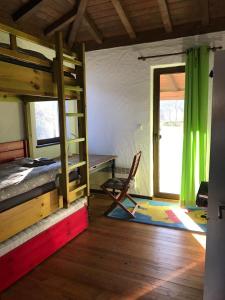 1 dormitorio con cama, escritorio y ventana en The Refuge en Bachevo