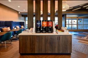 Tru By Hilton Concord, Nh في كونكورد: يوجد بار فوقه زجاجات من النبيذ