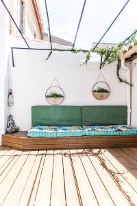 a bed in the middle of a room at **Auberge de l'Aude** in Carcassonne