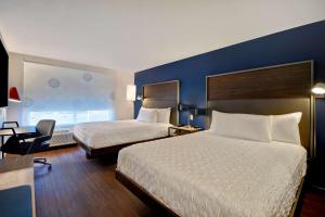 una camera d'albergo con due letti e una parete blu di Tru By Hilton Concord, Nh a Concord