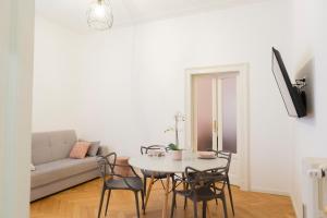 A television and/or entertainment centre at Macchi delicious Apartment