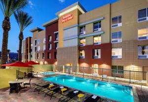 una imagen de un hotel con piscina y palmeras en Hampton Inn & Suites Indio, Ca en Indio