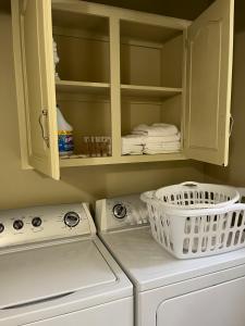lavadero con lavadora y armarios en Xinglin house, en Charlottetown