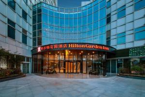 un edificio con ingresso alla locanda hilton garden di Hilton Garden Inn Nantong Xinghu a Nantong