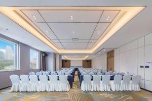 una sala conferenze con file di sedie e schermo di Hilton Garden Inn Nantong Xinghu a Nantong