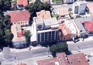 una vista aérea de una ciudad con un edificio en Villa Caprice, en Constanţa