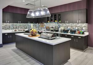 Homewood Suites By Hilton Irvine Spectrum Lake Forest的厨房或小厨房