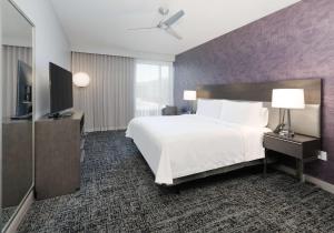 Homewood Suites By Hilton Irvine Spectrum Lake Forest客房内的一张或多张床位