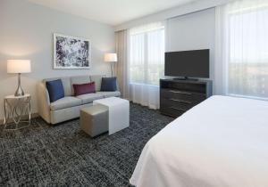 Homewood Suites By Hilton Irvine Spectrum Lake Forest的电视和/或娱乐中心