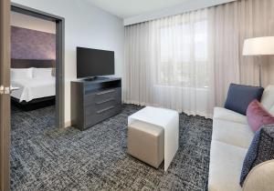 Homewood Suites By Hilton Irvine Spectrum Lake Forest的电视和/或娱乐中心