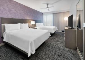 Homewood Suites By Hilton Irvine Spectrum Lake Forest客房内的一张或多张床位