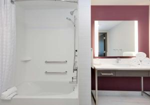Homewood Suites By Hilton Irvine Spectrum Lake Forest的一间浴室