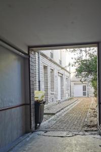 una porta aperta per un edificio con un cestino di Très bel appartement climatisé à deux pas de la cathédrale a Reims