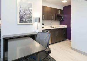 Homewood Suites By Hilton Irvine Spectrum Lake Forest的厨房或小厨房