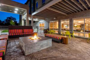 un patio con divani e braciere di Home2 Suites By Hilton Battle Creek, Mi a Battle Creek