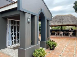 una casa con patio e gazebo di Nonna's Cottage a Durban