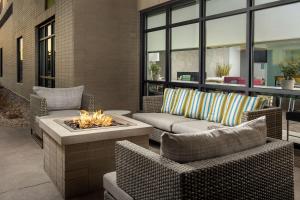 Posezení v ubytování Home2 Suites by Hilton Denver Central Park