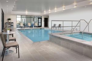 Bazén v ubytování Home2 Suites by Hilton Denver Central Park nebo v jeho okolí