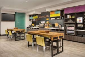 A restaurant or other place to eat at Home2 Suites By Hilton Denver Northfield