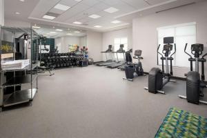 Fitness centrum a/nebo fitness zařízení v ubytování Home2 Suites by Hilton Denver Central Park