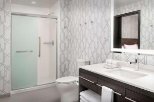 Koupelna v ubytování Home2 Suites by Hilton Denver Central Park