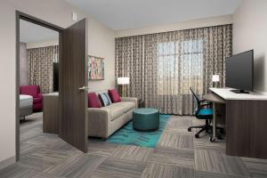 TV a/nebo společenská místnost v ubytování Home2 Suites by Hilton Denver Central Park
