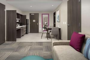 Posezení v ubytování Home2 Suites by Hilton Denver Central Park