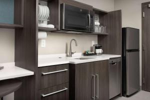Kuchyň nebo kuchyňský kout v ubytování Home2 Suites by Hilton Denver Central Park