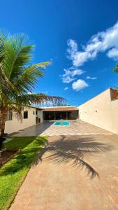 a building with a palm tree in front of it at Recanto das Araras, Transcendental in Bonito