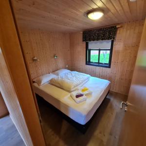 Rúm í herbergi á Minniborgir Cabins