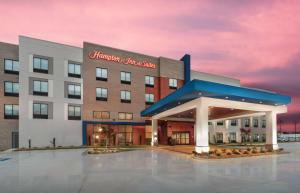 康威Hampton Inn & Suites Conway, Ar的一座建筑上标有标志的酒店