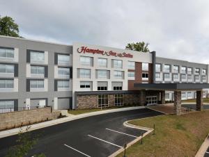 una representación de la parte delantera de una posada hampton suites en Hampton Inn & Suites Charlotte North I 485 en Charlotte