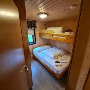 Rúm í herbergi á Minniborgir Cabins