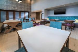 Hampton Inn & Suites Conway, Ar的电视和/或娱乐中心