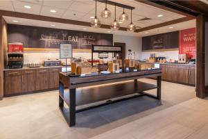 康威Hampton Inn & Suites Conway, Ar的中间有柜台的杂货店