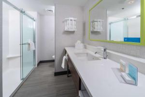 Hampton Inn & Suites Conway, Ar的一间浴室