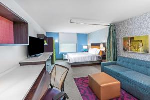 une chambre d'hôtel avec un lit et un canapé dans l'établissement Home2 Suites by Hilton Laredo, TX, à Laredo