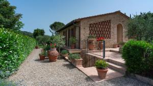 a garden with potted plants and a building at Villa Sorripa 6, Emma Villas in Montaione