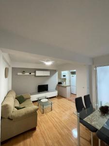 - un salon avec un canapé et une table dans l'établissement Apartamento Greenroom Garbinet, à Alicante