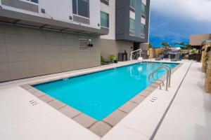 ein Schwimmbad in der Mitte eines Gebäudes in der Unterkunft Hampton Inn & Suites Imperial Beach San Diego, Ca in Imperial Beach