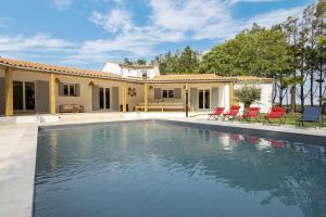 - une piscine en face d'une maison dans l'établissement Villa Martinière, à Saint-Georges-des-Côteaux