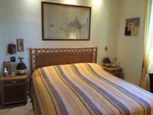 サン・ヴィート・ロ・カーポにあるVilla Giulianaのベッドルーム1室(ベッド1台、ナイトスタンド2台、ランプ2つ付)