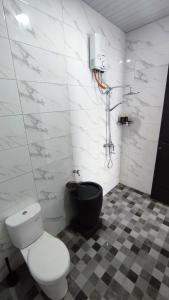 La salle de bains est pourvue de toilettes et d'un bidet. dans l'établissement Mountain Hill, à Songgoriti