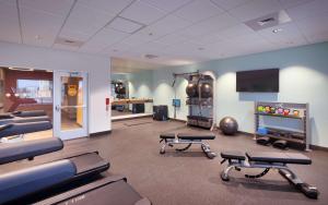 ein Fitnessstudio mit viel Ausrüstung in einem Zimmer in der Unterkunft Tru By Hilton Clearfield Hill Air Force Base, Ut in Clearfield