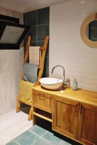 Un baño de cozy studio in cite ennasr 1