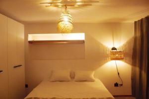 Una cama o camas en una habitación de cozy studio in cite ennasr 1
