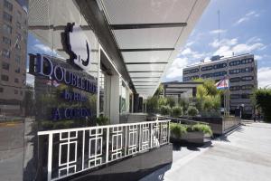 拉科鲁尼亚DoubleTree By Hilton A Coruña的侧面有标志的建筑物